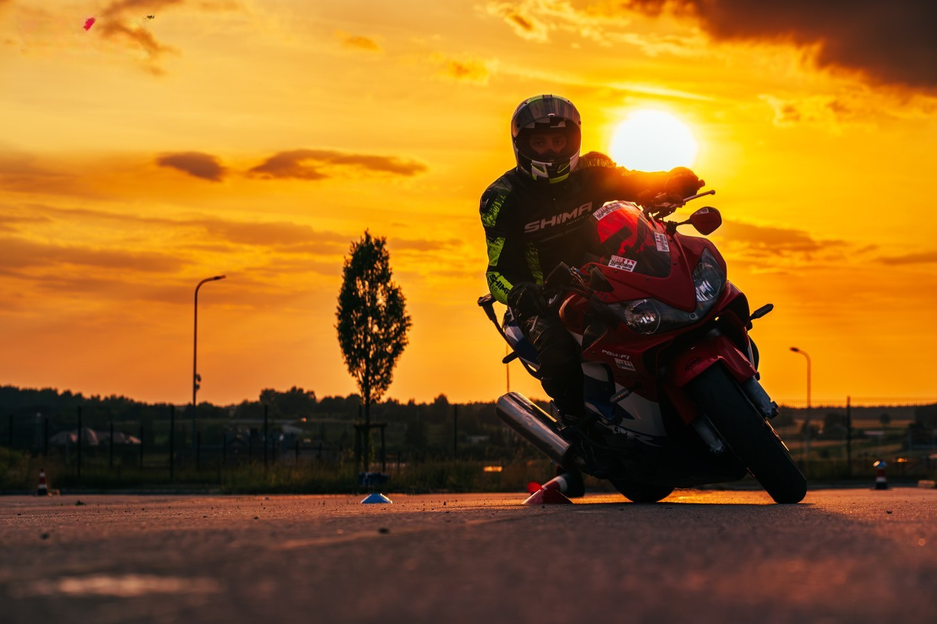 Motocyklista na treningu Gymkhana